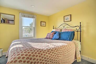 کلبه Pet Friendly Hyannis Home W/ Deck & Stream Views!