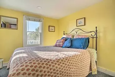 Mökkimajoitus Pet Friendly Hyannis Home W/ Deck & Stream Views!