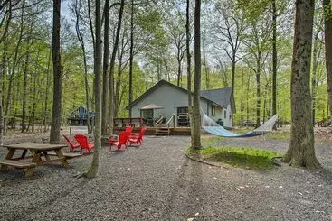 Mökkimajoitus Pocono Paradise W/ Game Room: Walk To Locust Lake!