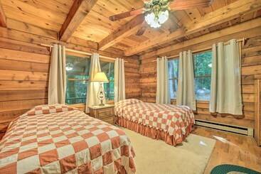 コテージ Scenic Creekside Cabin W/ Wraparound Porch!