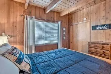 コテージ Tree Lined Lake Arrowhead Cabin, Near Trails!