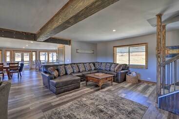 茅舍 Western Skies Home W/ Hot Tub & Mtn Views!