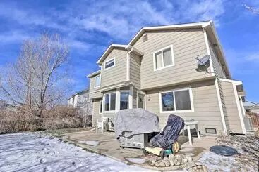 Mökkimajoitus Cozy Centennial Home W/ Fenced In Backyard!