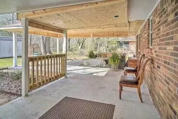 Mökkimajoitus Family Friendly Baton Rouge Abode W/ Patio!