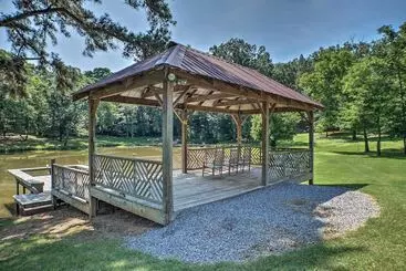 کلبه Guntersville Lake Cabin W/ 3 Fishing Ponds!