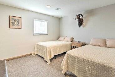 Vidéki Ház Kansas Hunting Lodge: Pets & Large Groups Welcome!