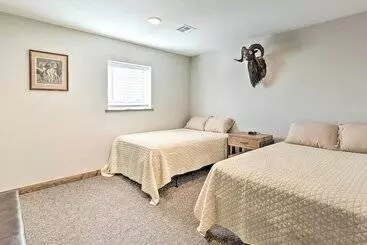 コテージ Kansas Hunting Lodge: Pets & Large Groups Welcome!