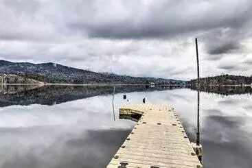 Mökkimajoitus Lakefront Mount Vernon Home W/ Private Dock!