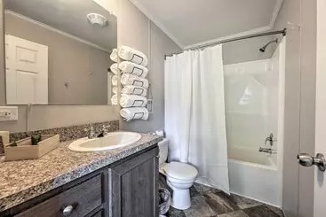 Mökkimajoitus Pet Friendly Cassolopis Escape, Near Lake!