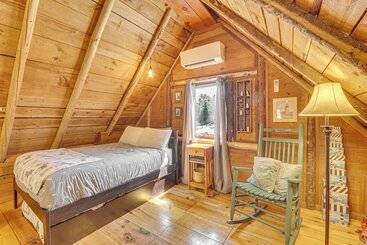 별장 Rustic Searsport Cabin: Loft + Sunroom On 10 Acres