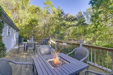 Mökkimajoitus Spacious Home: 10 Miles To Wintergreen Resort!