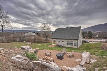 کلبه Wooded Escape W/ Beautiful Backyard + Mtn Views!