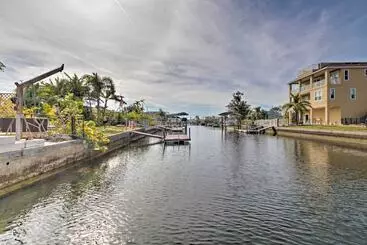 Mökkimajoitus Canalfront Home W/ Dock & Access To Gulf Of Mexico