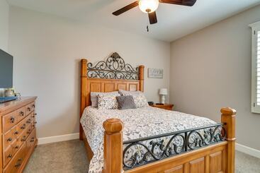 کلبه Carlsbad Retreat W/ Fire Pit & Fenced Yard!