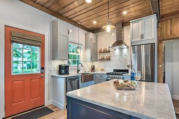 Charming Bristol Cottage W/ Private Beach!