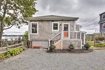 Charming Bristol Cottage W/ Private Beach!