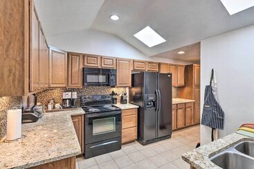 Dom wiejski Reno Home W/ Deck: 1 Mi To Riverwalk District!