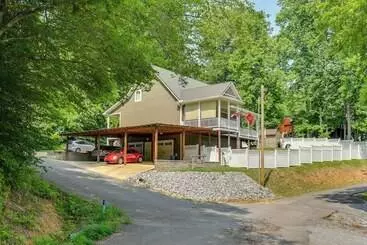 Mökkimajoitus Modern Tims Ford Lake Home W/ Private Dock & Pool!