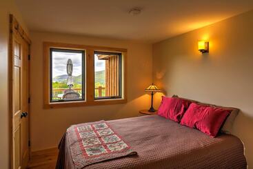 קוטג'' Naples Cabin W/ Lake Views & Wraparound Deck!