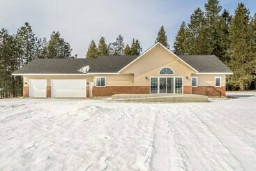 コテージ Oldtown Home W/ Private Yard + Mountain Views