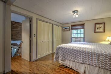 کلبه Rustic Intervale Hideaway W/ Deck & Wooded Views!