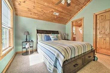 별장 Sevierville Lake House W/ Deck & Foosball Table!