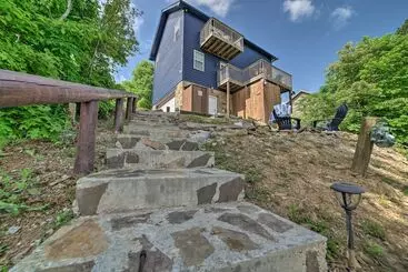 Mökkimajoitus Sevierville Lake House W/ Deck & Foosball Table!