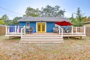 Mökkimajoitus St Petersburg Escape W/ Fenced Yard + Games!