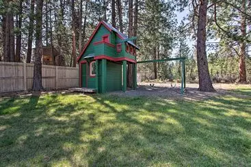 コテージ Bend Hideaway On 3 Acres With Decks + Fire Pit!