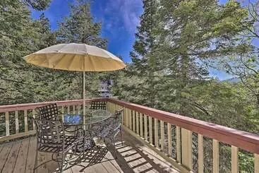 Mökkimajoitus Calming Twin Peaks Family Retreat W/ Views!