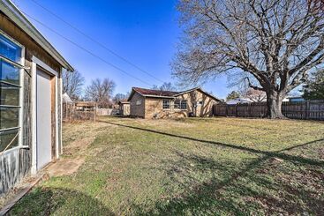 کلبه Tulsa Home W/ Yard: 5 Mi To Downtown!