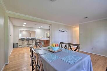 קוטג'' Coastal Edgewater Home W/ Private Hot Tub!