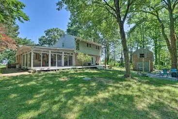 Mökkimajoitus Coastal Edgewater Home W/ Private Hot Tub!