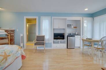 Kır Evi Ping Pong Table, Beach Access: North Falmouth Home