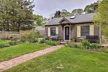 Cute East Hampton Cottage W/ Patio   Walk To Beach