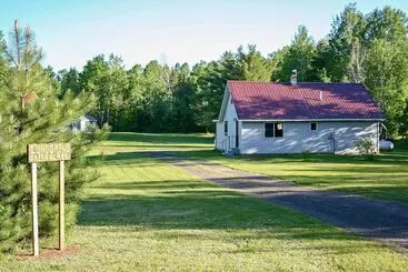 コテージ Secluded Home 15 Min. From Lake Nebagamon!