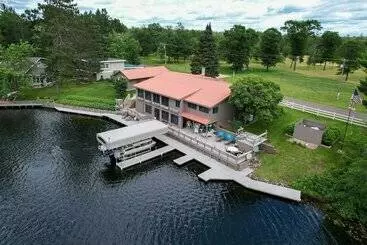 コテージ Spacious Danbury Home W/ Direct Lake Access!