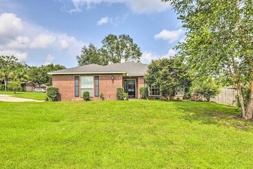 Hus på landet Spacious Home W/ Sunroom, 15 Mi To Pensacola!