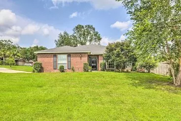 Mökkimajoitus Spacious Home W/ Sunroom, 15 Mi To Pensacola!