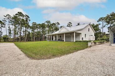 Trendy Palm City Cottage W/ Porch On 5 Acres!