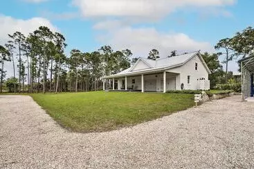 Trendy Palm City Cottage W/ Porch On 5 Acres!