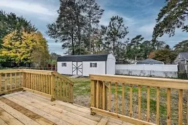 Updated North Beach Cottage: Pet Friendly!