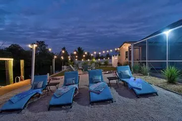 Mökkimajoitus Waterfront Bradenton Home: Heated Pool & Fire Pit