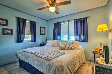 Hus på landet Canalfront House & Studio Near Kemah & Galveston!