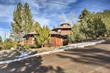 Mökkimajoitus Cozy  Grand Woodland  Cabin W/ Mountain Views