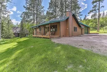 コテージ Lead Cabin ~ 9 Mi To Deadwood: Hot Tub + Patio!