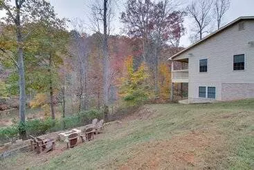 コテージ Goodview Home W/ Decks & Direct Lake Access!