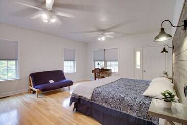 コテージ Goodview Home W/ Decks & Direct Lake Access!