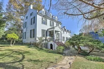 コテージ Historic Warrenton Home W/ Patio & Hot Tub!