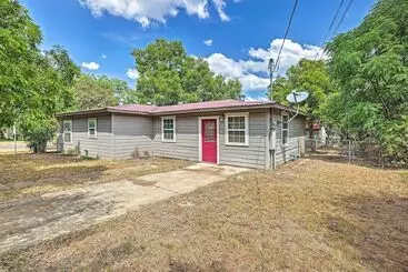 コテージ Llano Home With Yard: Walk To Restaurants!